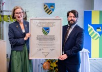 LH Mikl-Leitner verleiht Gemeindewappen an Glinzendorf