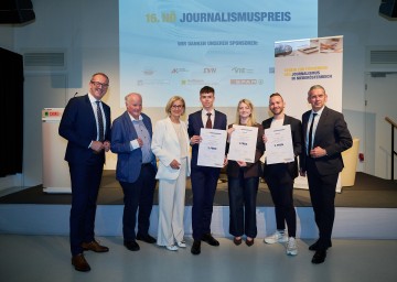 Verleihung des 16. NÖ Journalismuspreises, von links nach rechts: Daniel Lohninger (Obmann des Vereins zur Förderung des Journalismus in Niederösterreich), Georg Wailand (Juryvorsitzender), Landeshauptfrau Johanna Mikl-Leitner, Felix Attalah (3. Platz), Kristina Leitner (1. Platz), Louis Ebner (2. Platz), Walter Fahrnberger (Geschäftsführer des Vereins zur Förderung des Journalismus in Niederösterreich).