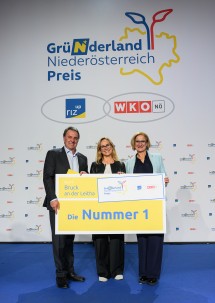 Den Gründerpreis NÖ im Bezirk Bruck an der Leitha überreichten Landeshauptfrau Johanna Mikl-Leitner (re.) und WKNÖ-Präsident Wolfgang Ecker (li.) an Astrid Harrer.