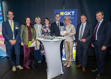 (v.l.n.r.) Thomas Gurker (Head of Business Unit, Conventional Evaporation Technology bei GKT), Andrea Edelmann (Leiterin Innovation und Nachhaltigkeit in der EVN Gruppe), Alexandrea Höfer (Direktor-Stv. WKNÖ), Julia Aichhorn (GF GKT), Luis Pereira (Process Engineer und Entwickler von VarioVAP bei GKT), Landeshauptfrau Johanna Mikl-Leitner, Wolfgang Ecker (WKNÖ-Präsident) und Reinhard Karl (Raiffeisenvorstand NÖ-Wien).