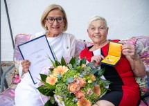 Landeshauptfrau Johanna Mikl-Leitner überreicht die Ehrenplakette des Landes Niederösterreich an Jazz Gitti.