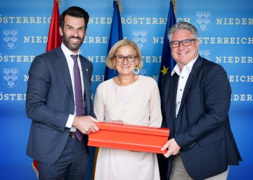 Im Bild von links: LH-Stellvertreter Udo Landbauer, Landeshauptfrau Johanna Mikl-Leitner, Bürgermeister Robert Weber