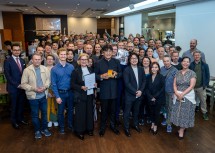 Zahlreiche Gratulantinnen und Gratulanten, allen voran die Orchestermitglieder, für Yutaka Sado.