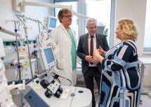 Prim. Martin Wiesholzer, Leiter der Abteilung für Innere Medizin 1 am Universitätsklinikum St. Pölten, Landesrat Anton Kasser und Elisabeth Bräutigam, Vorständin der NÖ Landesgesundheitsagentur, bei der Präsentation des hämatologisches Tumorboards im Universitätsklinikum St. Pölten (v.l.n.r.)