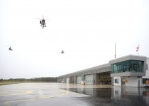 Die symbolische Schlüsselübergabe des neuen Flugpolizei-Stützpunktes erfolgte durch Cobra-Beamte, die sich von Einsatzhubschraubern abseilten und den Schlüssel anschließend auf der Bühne übergaben.