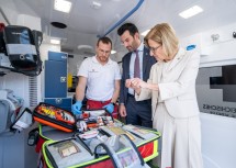 Besichtigung eine Rettungswagens an der Bezirksstelle des Roten Kreuzes in St. Pölten.