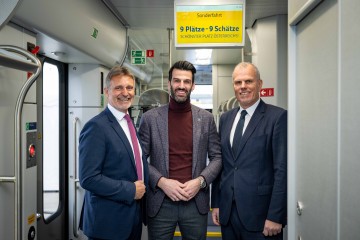 Die NÖVOG Geschäftsführer Wolfgang Schroll und Michael Hasenöhrl (außen) mit LH-Stellvertreter Udo Landbauer in der Mariazellerbahn.