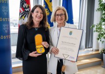 Landeshauptfrau Johanna Mikl-Leitner überreicht das Silbernen Komturkreuz des Ehrenzeichens für Verdienste um das Bundesland Niederösterreich an Aufsichtsratsvorsitzende Susanne Höllinger.