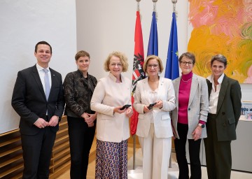 Bildungsdirektor Karl Fritthum, „Smartphone-Coach“ Andrea Buhl-Aigner, Bildungs-Landesrätin Christiane Teschl-Hofmeister, Landeshauptfrau Johanna Mikl-Leitner, Schulleiterin Hemma Poledna (BG/BRG Klosterneuburg) und Schulleiterin Sabine Puchinger (BG/BRG Bruck/Leitha) sprachen über Handynutzung an Schulen (v.l.n.r.).