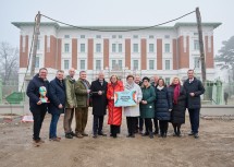 Offizieller Startschuss für die Aufbauarbeiten für die NÖ Landesausstellung 2026: Amstettens Bürgermeister Christian Haberhauer, Haags Bürgermeister Lukas Michlmayr, Armin Laussegger, Wissenschaftlicher Leiter der NÖ Landesausstellung, Erwin Klissenbauer, Geschäftsführer der NÖ Landesausstellung, Landesrat Anton Kasser, Landeshauptfrau Johanna Mikl-Leitner, Oed-Öhlings Bürgermeisterin Michaela Hinterholzer, Obfrau der Leader-Region Moststraße, Christian Korbel, Ärztlicher Direktor des Landesklinikums Mauer, Staatssekretärin Ulrike Königsberger-Ludwig, Pflegedirektor Gerhard Leonhartsberger, Regina Bauer, die kaufmännische Direktorin des Landesklinikums Mauer und die Vorstände der NÖ Landesgesundheitsagentur Elisabeth Bräutigam und Bernhard Kadlec. (v.l.n.r.)