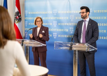 Landeshauptfrau Johanna Mikl-Leitner und LH-Stellvertreter Udo Landbauer informieren über den Beschluss der Landesregierung zur Beobachtungsstelle Radikaler Islam. 