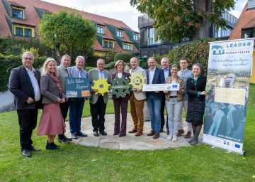 (v.l.n.r.:) Bgm. Fritz Schechtner, LEADER GF Renate Mihle, Bgm. Stefan Lang, Bgm. Alfred Babinsky, LTAbg. Bgm. Richard Hogl, Landeshauptfrau Johanna Mikl-Leitner, LEADER Obmann Peter Steinbach, Bgm. Christian Krottendorfer, Martin Feigl (AK HL), Angelika Hebenstreit, Bgm. Stefan Schröter und LEADER Assistenz Hana Zvarikova.