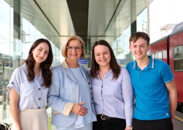 (v.l.) Helena Sokic, Landeshauptfrau Johanna Mikl-Leitner, Stefanie Kern und Josef Kern.