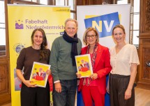 Landeshauptfrau Johanna Mikl-Leitner mit (v.l.) Susanne Stökl, Direktorin des Krahuletz-Museums in Eggenburg sowie Folke Tegetthoff und Tessa Erker-Tegetthoff.