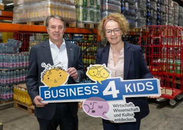 Am Foto: Familien-Landesrätin Christiane Teschl-Hofmeister und WKNÖ-Präsident Wolfgang Ecker 