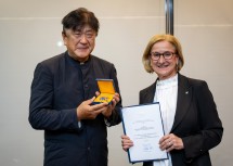 Landeshauptfrau Johanna Mikl-Leitner überreichte Yutaka Sado das "Große Goldene Ehrenzeichen für Verdienste um das Bundesland Niederösterreich".