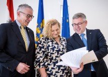 Sprachen über die kürzeren Wartezeiten für HNO-Operationen für Kinder: Harald Schlögel, Präsident der Ärztinnen- und Ärztekammer, NÖ LGA Vorständin Elisabeth Bräutigam und Landesrat Ludwig Schleritzko.
