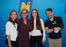 Landeshauptfrau Johanna Mikl-Leitner (2.v.l.) und Paralympic-Schwimmer und ORF-Moderator Andreas Onea (rechts) bei einer Feierstunde für Niederösterreichs Maturantinnen und Maturanten mit Auszeichnung im Festspielhaus St. Pölten.