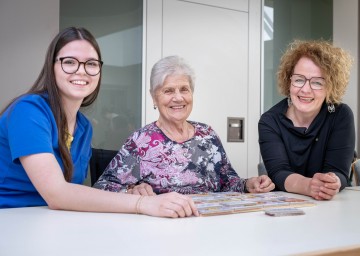 Maria-Antonia Holzmann, Bewohnerin Irene Püff und Landesrätin Christiane Teschl-Hofmeister.
