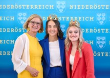 Landeshauptfrau Johanna Mikl-Leitner mit der amtierenden Weinkönigin Laura Hummel und ihrer Vorgängerin und Bundesweinkönigin Sophie Hromatka.