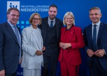 Von links nach rechts: Der Präsident der Wirtschaftskammer Niederösterreich, Wolfgang Ecker, Landeshauptfrau Johanna Mikl-Leitner, der Präsident der IV Niederösterreich, Kari Ochsner, Verteidigungsministerin Klaudia Tanner und Wirtschaftsminister Wolfgang Hattmannsdorfer.