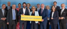 Univ.-Prof. Peter Filzmaier, Landesrat Martin Antauer, Univ.-Prof. Christoph Badelt, Landesrätin Susanne Rosenkranz, LH-Stellvertreter Udo Landbauer, Landesrätin Christiane Teschl-Hofmeister, Landeshauptfrau Johanna Mikl-Leitner, Landesrat Ludwig Schleritzko, LH-Stellvertreter Stephan Pernkopf, Landesrätin Eva Prischl, Dr. Katrin Praprotnik, Landesrat Sven Hergovich und Landesamtsdirektor Werner Trock (v.l.n.r.)
