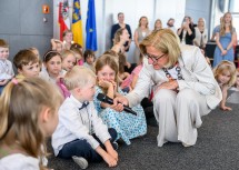 Landeshauptfrau Johanna Mikl-Leitner im Gespräch mit Moritz und den Kindern auf der Bühne.