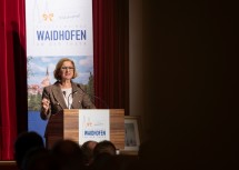 Landeshauptfrau Johanna Mikl-Leitner bei ihrer Festansprache im Stadtsaal in Waidhofen an der Thaya