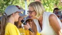 Große Freude über das neue Freibad: Landeshauptfrau Johanna Mikl-Leitner im Gespräch mit Kindern aus Neuhofen an der Ybbs.