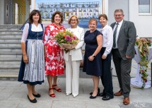 v.l.n.r.: Bezirkshauptfrau-Sekretärin Doris Gamperl, Bezirkshauptfrau Alexandra Grabner-Fritz, Landeshauptfrau Johanna Mikl-Leitner, Bezirkshauptfrau-Stellvertreterin Eva Bauer, Landesamtsdirektor-Stellvertreterin Verena Sonnleitner und Bürodirektor Peter Hollendohner bei der Eröffnung der klimafitten Bezirkshauptmannschaft Neunkirchen.