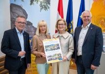 Landeshauptfrau Johanna Mikl-Leitner bei der Projektpräsentation im Mai – nun hat die Waldviertler Gemeinde Bad Traunstein Gold für Niederösterreich beim EV!RA 2026 geholt.