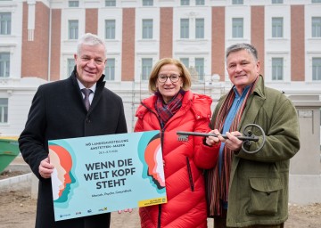 Landesrat Anton Kasser und Landeshauptfrau Johanna Mikl-Leitner übergaben symbolisch den Schlüssel an Erwin Klissenbauer, Geschäftsführer der NÖ Landesausstellung, für den Start der Aufbauarbeiten für die NÖ Landesausstellung 2026 (v.l.n.r.)