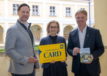 Landeshauptfrau Johanna Mikl-Leitner mit (li.) Klemens Wögerer (GF NÖ-CARD) und (re.) Michael Duscher (GF NÖ Werbung).