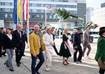 Landeshauptfrau Johanna Mikl-Leitner mit Landesamtsdirektor-Stellvertreterin Verena Sonnleitner (links), Landesamtsdirektor Werner Trock, Bürgermeister Harald Lechner,  Vizebürgermeisterin von Asperhofen, Christina Steinböck, Landhaus-Betriebsfeuerwehr-Kommandant Erich Schilcher und Vizebürgermeister Florian Krumböck (St. Pölten) auf dem Weg zum Maibaumaufstellen.
