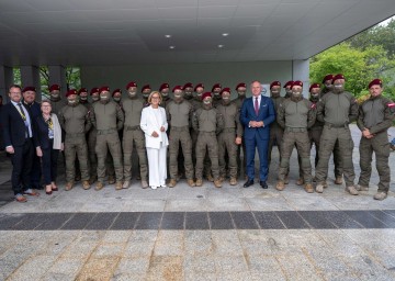 Landeshauptfrau Johanna Mikl-Leitner und Bundesminister Gerhard Karner mit den neu ausgemusterten Cobra-Beamten, Cobra-Direktor Bernhard Treibenreif (2. von links) sowie Fest- und Ehrengästen 