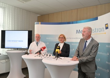 Bei der Pressekonferenz (von links): Prof. Dr. Eugen B. Hug (Ärztlicher Direktor MedAustron), Landeshauptfrau Johanna Mikl-Leitner und Aufsichtsratsvorsitzender und Bürgermeister Klaus Schneeberger