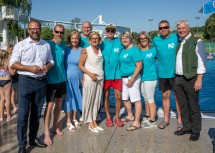 Landeshauptfrau Johanna Mikl-Leitner, Bürgermeisterin Maria Kogler, die Landtagsabgeordneten Bernhard Ebner und Anton Kasser mit den Bademeisterinnen und Bademeistern des Freibades.