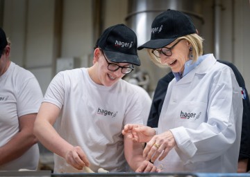 Landeshauptfrau Johanna Mikl-Leitner beim Besuch der Bäckerei Hager in St. Pölten.