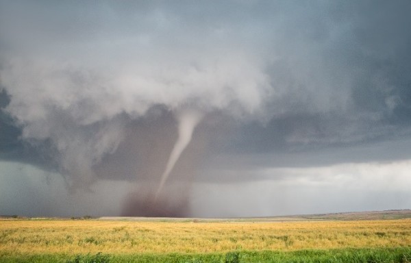 Bild eines Tornados im freien Feld