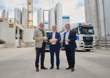 (v.l.n.r.) LH-Stellvertreter Stephan Pernkopf, Berglandmild-Chef Josef Braunshofer und WKNÖ-Präsident Wolfgang Ecker.