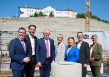 Grundsteinlegung für das „Lab7“ am ISTA Klosterneuburg mit Klosterneuburgs Bürgermeister Christoph Kaufmann, ISTA Präsident Martin Hetzer, LH-Stellvertreter Stephan Pernkopf, Sektionschefin Barbara Weitgruber, Klosterneuburgs Vizebürgermeisterin Maria Theresia Eder, ISTA Managing Director Georg Schneider und der Ortsvorsteherin von Maria Gugging Gabriele Pöll.
