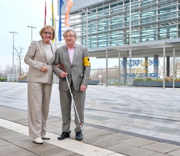 Landeshauptfrau Johanna Mikl-Leitner und der erblindete Mitarbeiter Franz Mayer.