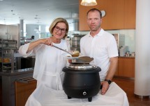 Landeshauptfrau Johanna Mikl-Leitner mit Küchenchef Dietmar Stamminger-Weis.