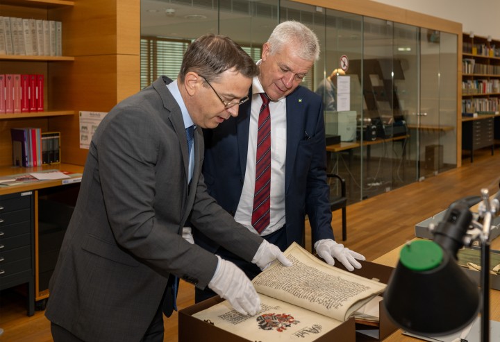 LR Kasser informierte sich über Archiv und Bibliothek