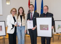 Der Siegerin in der Kategorie „Digital erstellte Arbeiten“ Lena Haider (HTL Mödling, 2.v.l.) gratulierten Landeshauptfrau Johanna Mikl-Leitner, Bildungsdirektor Karl Fritthum sowie Fachinspektor und Juryvorsitzender Andreas Gruber.