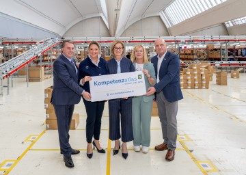 Der neu aufgestellte NÖ Kompetenzatlas wurde vorgestellt, im Bild von links nach rechts: WK-Präsident Wolfgang Ecker, LR Susanne Rosenkranz, LH Johanna Mikl-Leitner, AMS-Landesgeschäftsführerin Sandra Kern und AK-Präsident Markus Wieser.