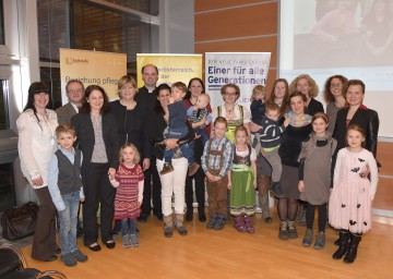 Familien-Landesrätin Mag. Barbara Schwarz mit den Absolventinnen des Lehrganges zur Leitung einer Eltern-Kind-Gruppe im NÖ Landhaus in St. Pölten.