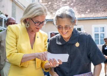 Landeshauptfrau Johanna Mikl-Leitner mit Ihrer Königlichen Hoheit Prinzessin Maha Chakri Sirindhorn von Thailand.
