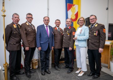(v.l.n.r.) Bezirksfeuerwehrkommandant Alois Zaussinger, Präsident des Bundesfeuerwehrverbandes Robert Mayer, Landtagsabgeordneter Richard Hogl, Mario Lachmann (stv. FF-Kommandant), Bürgermeister Josef Fürnkranz, Landeshauptfrau Johanna Mikl-Leitner und Kommandant Matthias Widl.