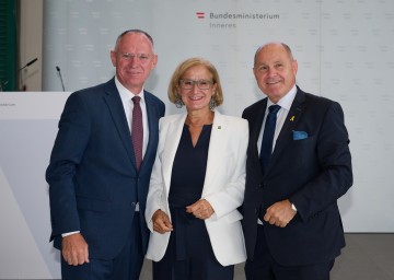 Bundesinnenminister Gerhard Karner, Landeshauptfrau Johanna Mikl-Leitner und Nationalratspräsident Wolfgang Sobotka bei der Eröffnung des neuen Flugpolizei-Stützpunktes in Wr. Neustadt.